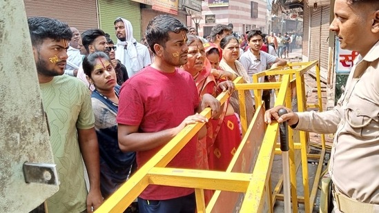 The temple remained closed for devotees during the president's visit. Tight security has been imposed in and around the vicinity.(HT Photo/Hemant Chaturvedi)