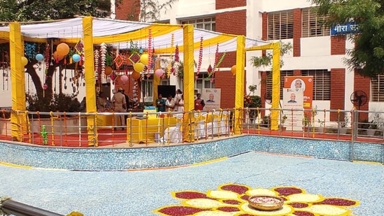 They stayed at the temple for about half an hour and then left for Krishna Kutir.(HT Photo/Hemant Chaturvedi)