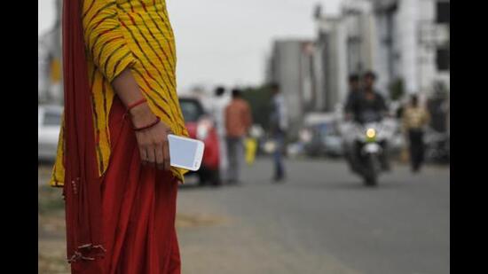 On June 25, Jeena Tamang, a resident of Sector 42, Chandigarh, was walking back home with her husband after buying vegetables from the local vegetable market around 10.30 pm, when a motorcycle-borne person snatched her purse and mobile phone near Attawa Chowk. (HT File Photo/ Representational image)