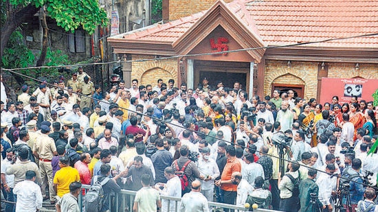 Rebel leader Eknath Shinde’s supporters at Shiv Sena’s Tembhi Naka branch, in Thane on Monday. (HT photo/Praful Gangurde)