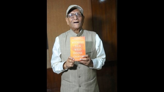 Author Triloknath Gupta with his book Triloknath’s Odyssey of Self-Realisation: Witness to a Wild Goose Chase. (PHOTO: KESHAV SINGH/HT)