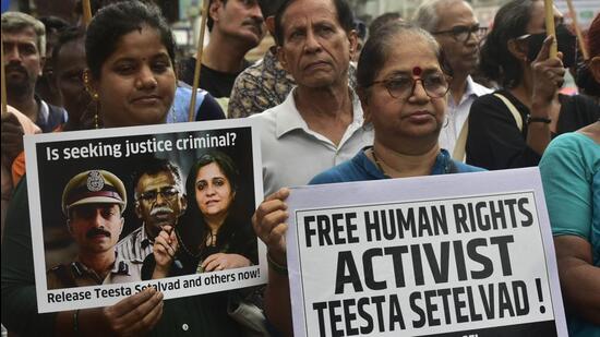 Residents and social activists of various group protest against the centre for arresting Teesta Setalvad at Dadar on Monday (Anshuman Poyrekar/HT PHOTO)