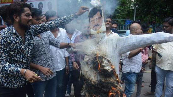 Supporters of Shiv Sena rebel leader Eknath Shinde burned Shiv Sena MP and leader Sanjay Raut’s effigy. (Praful Gangurde/HT photos)