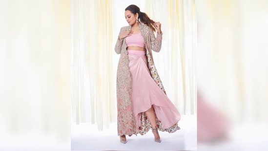 The embellished long pastel pink cape jacket stole the show. It featured intricate sequins work and comes with a collar.(Instagram/@aslisona)