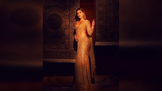 The royal backdrop with persian carpets and warm lighting perfectly matched the theme of her attire.(Instagram/@kritisanon)
