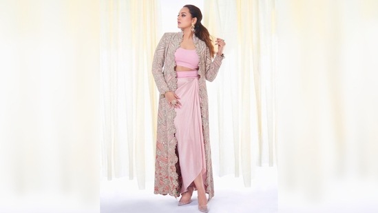 The ensemble is from the collection of designer Anamika Khanna. She accessorised her contemporary ethnic look with a pair of statement earrings.(Instagram/@aslisona)