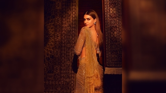 Kriti Sanon's saree features sequins work with feather detailing at the edges of the pallu and bottom.(Instagram/@kritisanon)
