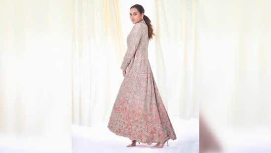 Sonakshi Sinha's fans couldn't keep calm after seeing her post. While one wrote, "This is quite possibly the most beautiful post I have ever seen," another said, "You are an extremely exceptional, a completely beautiful, a so hot attractive, and utterly pleasant lady. big fan always."(Instagram/@aslisona)