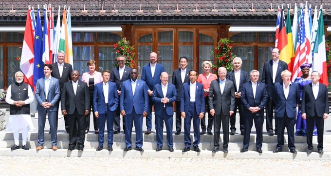 जर्मनीतील श्लोस एलमाऊ येथे G7 शिखर परिषदेच्या आधी ग्रुप फोटोसाठी पोझ देताना G7 नेते.