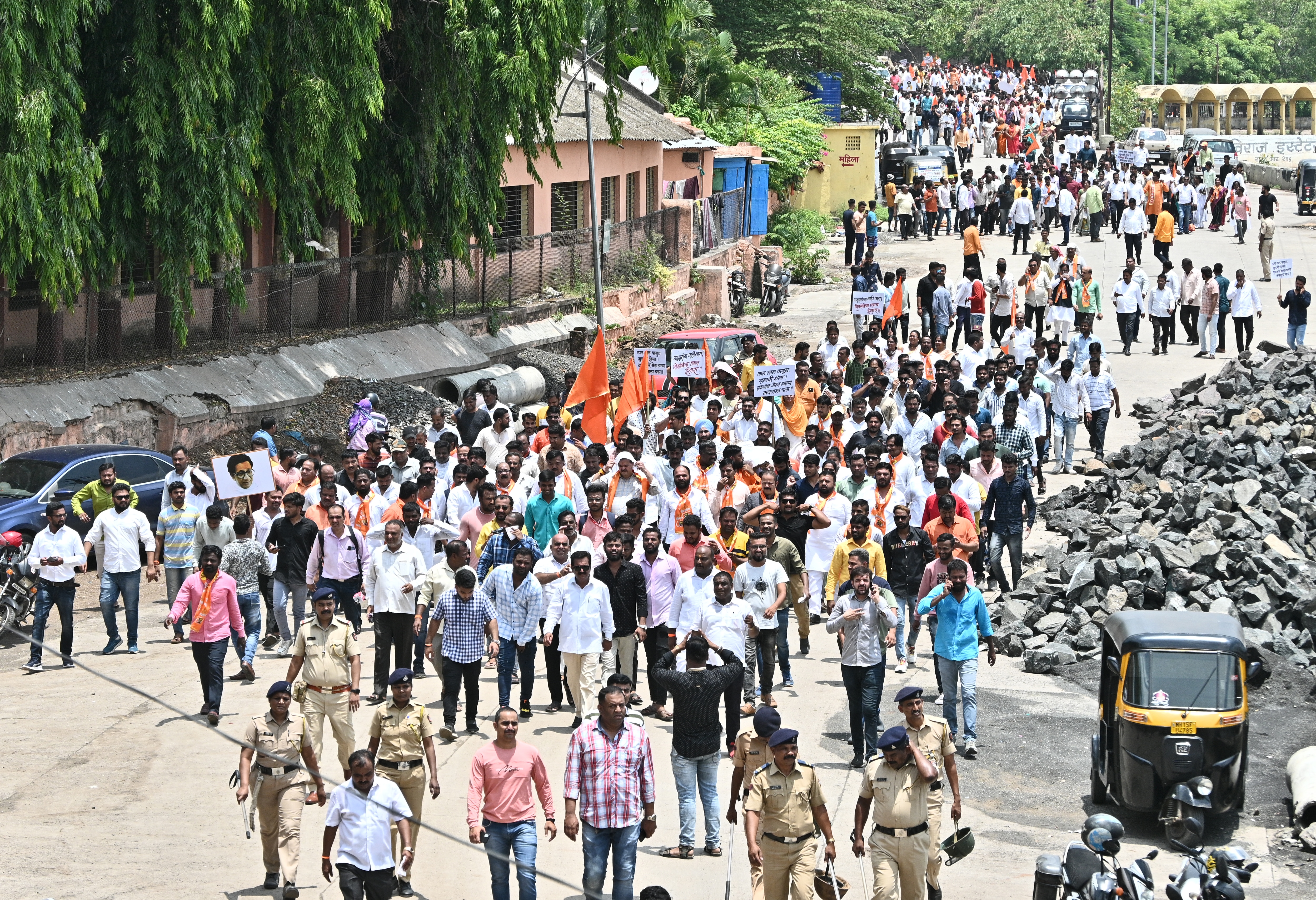 A large number of Shiv Sena supporters participate in a rally to express their support to Maharashtra chief minister Uddhav Thackeray amid political crisis in Nashik.&nbsp; (Ravindra Rajput/HT Photo)
