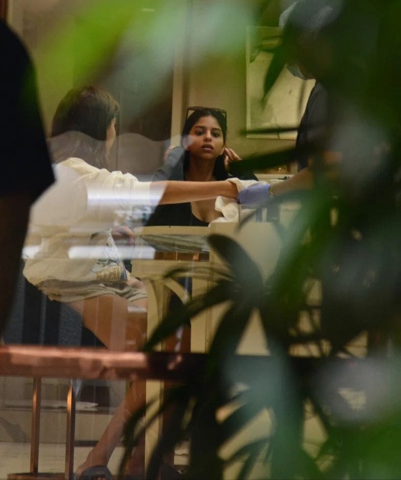 Suhana Khan and Khushi Kapoor inside a salon in Mumbai.