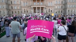 Manifestantes pelo direito ao aborto participam de uma manifestação após a decisão da Suprema Corte dos Estados Unidos de derrubar Roe v. Wade, direito ao aborto protegido pelo governo federal, fora da capital do estado.