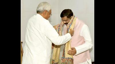 Bihar chief minister Nitish Kumar honours union minister Dharmendra Pradhan at his official residence in Patna on Tuesday. (Santosh Kumar/HT Photo) Bihar chief minister Nitish Kumar honours union minister Dharmendra Pradhan at his official residence in Patna on Tuesday. (Santosh Kumar/HT Photo)