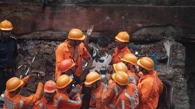 Soon after the building collapsed, local residents rushed to the spot to carry out rescue operations (Satish Bate/HT PHOTO) Soon after the building collapsed, local residents rushed to the spot to carry out rescue operations (Satish Bate/HT PHOTO)