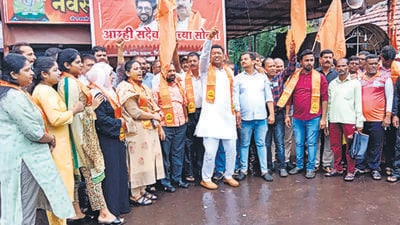 Shiv Sena supporters at a protest against MLA Yogesh Kadam in Dapoli on Tuesday. (ANIL PHALKE/HT) Shiv Sena supporters at a protest against MLA Yogesh Kadam in Dapoli on Tuesday. (ANIL PHALKE/HT)