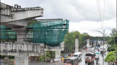 Work on construction of five pillars of the metro in Khadki will start on Wednesday with defence authorities handing over land to Maha-Metro. (HT) Work on construction of five pillars of the metro in Khadki will start on Wednesday with defence authorities handing over land to Maha-Metro. (HT)