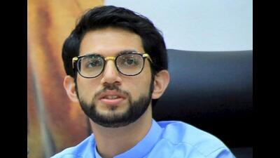 Shiv Sena Yuva chief and Maharashtra minister, Aaditya Thackeray (in pic), and Shiv Sena MP, Sanjay Raut, met Matheran corporator Prasad Sawant and other Shiv Sainiks admitted at MGM Hospital in Kalamboli. (HT FILE PHOTO)