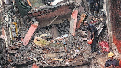 The occupants of the building were mainly tenants who were working as daily wage labourers and security guards (Satish Bate/HT PHOTO) The occupants of the building were mainly tenants who were working as daily wage labourers and security guards (Satish Bate/HT PHOTO)