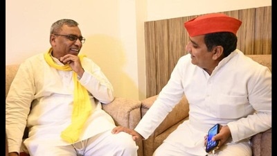 SBSP chief with SP’s Azamgarh candidate Dharmendra Yadav. (HT File photo)