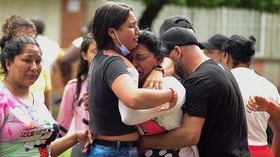 People react outside the Tulua prison after an attempted riot that caused a fire where several prisoners were dead and injured in Tulua, Colombia. (REUTERS)