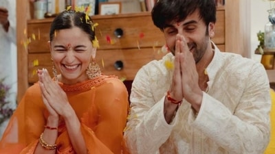 Alia Bhatt shares a picture with Ranbir Kapoor and thanked her fans. Alia Bhatt shares a picture with Ranbir Kapoor and thanked her fans.