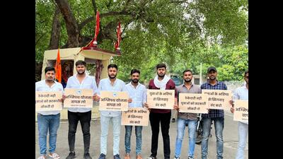 The protesting NSUI members at Lucknow University in stat capital on Tuesday. (HT PHOTO)