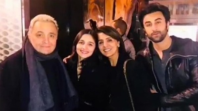 Rishi Kapoor with Alia Bhatt, Neetu Kapoor and Ranbir Kapoor during his cancer treatment in New York. Rishi Kapoor with Alia Bhatt, Neetu Kapoor and Ranbir Kapoor during his cancer treatment in New York.