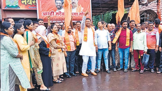 Shiv Sena supporters at a protest against MLA Yogesh Kadam in Dapoli on Tuesday. (ANIL PHALKE/HT)