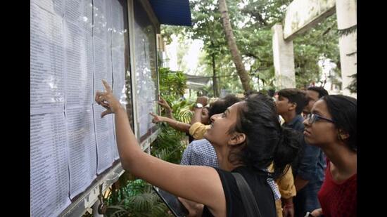 At HR College, the FYBCom list ended at 93.50% this year, 3.5% points lower than last year’s 97%) (Kunal Patil/HT Photo)