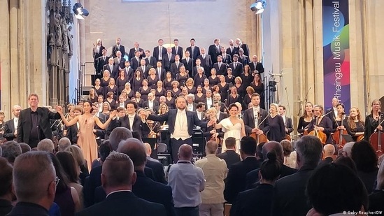 Standing ovations for choir and orchestra at the opening of the Rheingau Music Festival(Gaby Reucher/DW )