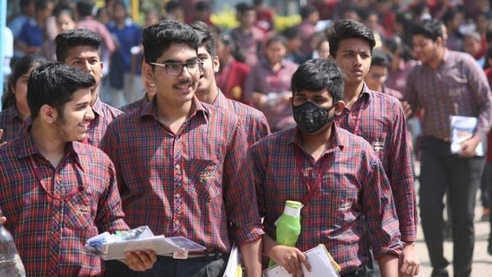 The Central Board of Secondary Education (CBSE) has released a notification asking all the CBSE affiliated schools to submit registration data of candidates for class 9 and 11 students for the batch of 2022-23.(Yogendra Kumar/HT File)