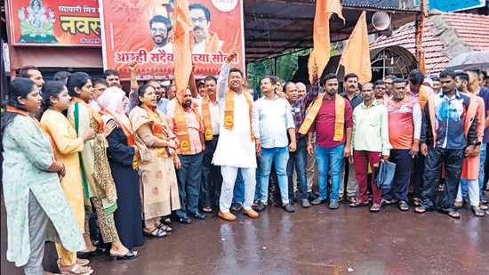 Shiv Sena supporters protest against MLA Yogesh Kadam who joined the rebel camp of Eknath Shinde as they express their support to CM Uddhav Thackeray amid political crisis, at Dapoli, in Maharashtra.