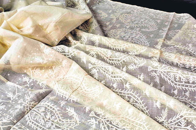 A muslin sari with a thread count of 300 woven by Al Amin, a master weaver from Bangladesh. Dhaka muslin had a thread count (that’s the number of threads woven into a square inch of fabric) of 300 to 1,200. (Saiful Islam / Drik-Bengal Muslin) A muslin sari with a thread count of 300 woven by Al Amin, a master weaver from Bangladesh. Dhaka muslin had a thread count (that’s the number of threads woven into a square inch of fabric) of 300 to 1,200. (Saiful Islam / Drik-Bengal Muslin)