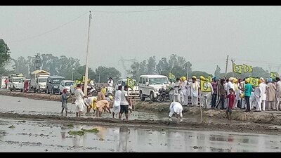 Members of Bharti Kisan Union (Ekta Ugrahan) protesting in Ludhiana on Wednesday. (HT Photo) Members of Bharti Kisan Union (Ekta Ugrahan) protesting in Ludhiana on Wednesday. (HT Photo)
