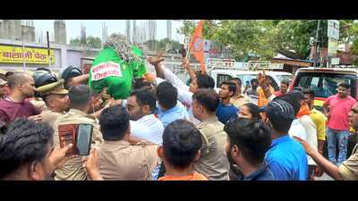 Agra police snatching the effigy brought by activists of VHP and Bajrang Dal for burning to protest the Udaipur killing. (HT photo)