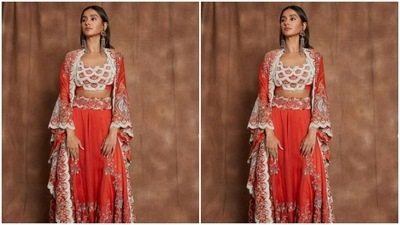 Shibani played muse to fashion designer Anamika Khanna and picked the ethnic ensemble from the shelves of the designer. (Instagram/@shibanidandekarakhtar)