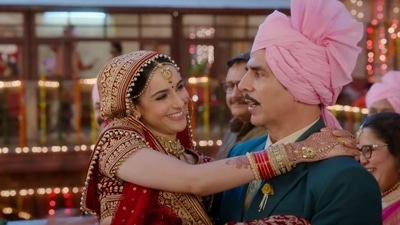 Akshay Kumar and Sadia Khateeb in a still from Raksha Bandhan's song Tere Saath Hoon Main. Akshay Kumar and Sadia Khateeb in a still from Raksha Bandhan's song Tere Saath Hoon Main.