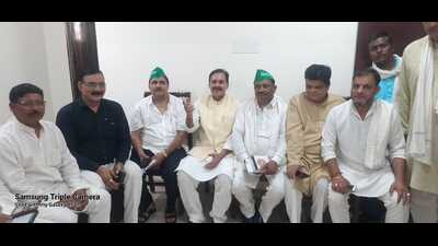 State president of Rashtriya Lok Dal (RLD) Ramashish Rai (hand raised) addressing the media in Agra on Wednesday. (HT photo)