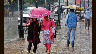 The high temperatures come just a week after heavy rains and even snowfall was recorded in the plains and hills in Jammu and Kashmir and had caused a flood-like situation. (HT File Photo)