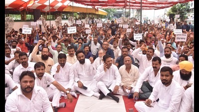 MC’ Class-4 staffers protesting outside the civic body’s Zone-A office in Ludhiana on Wednesday. (Harvinder Singh/HT)