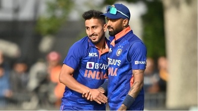 Umran Malik (L) with Hardik Pandya during 2nd T20I (Twitter/BCCI) Umran Malik (L) with Hardik Pandya during 2nd T20I (Twitter/BCCI)