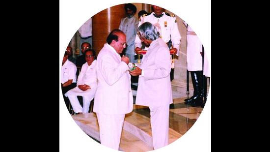 Receiving the Padma Bhushan in 2004 from President APJ Abdul Kalam (Courtesy Gopi Chand Narang)