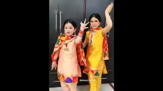 The sisters dance to Kareena Kapoor Khan and Shahid Kapoor’s Nagada Nagada. (Instagram/@shivani.j.khanna)