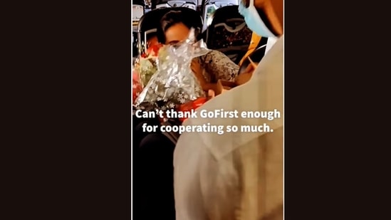 A screengrab of the video showing a man proposing to his girlfriend on a flight.(manu_raj_/Instagram)