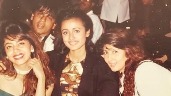 Shah Rukh Khan with Gauri Khan, Namrata Shirodkar and Sangeeta Bijlani.