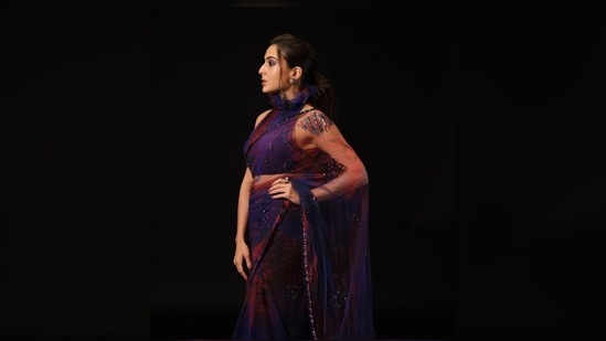 Sara Ali Khan complemented her cocktail saree with smokey eyes and nude lips.(Instagram/@saraalikhan95)