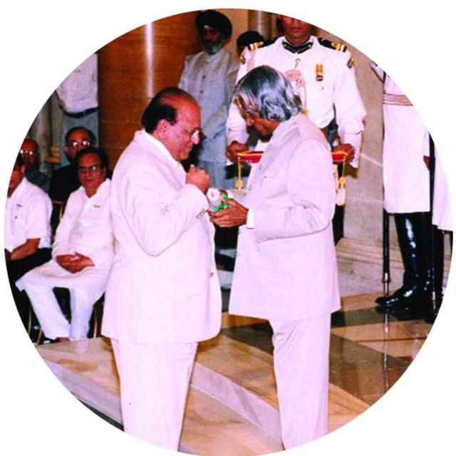 Receiving the Padma Bhushan in 2004 from President APJ Abdul Kalam (Courtesy Gopi Chand Narang) Receiving the Padma Bhushan in 2004 from President APJ Abdul Kalam (Courtesy Gopi Chand Narang)