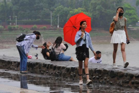 Girls enjoying the pleasant weather at Sukhna Lake in Chandigarh after showers in the city brought the mercury down on Wednesday morning. (Keshav Singh/HT)
