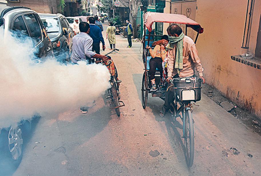 A municipal worker fumigates amid Dengue scare at Pandav Nagar Market area in New Delhi, India. (Photo by Raj K Raj/Hindustan Times) A municipal worker fumigates amid Dengue scare at Pandav Nagar Market area in New Delhi, India. (Photo by Raj K Raj/Hindustan Times)