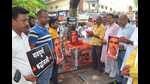 BJP workers paying tribute to Udaipur tailor Kanhaiya Lal in Varanasi. (ht photo)